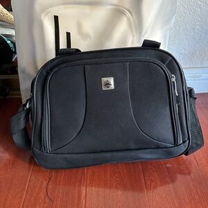 Basic black carrying bag for travel or everyday use. Airplane logo.
